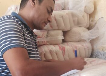 ضبط 7 أطنان طن سكر وزيت تمويني قبل بيعها بالسوق السوداء .. فى الإسكندرية 25 - جريدة المساء