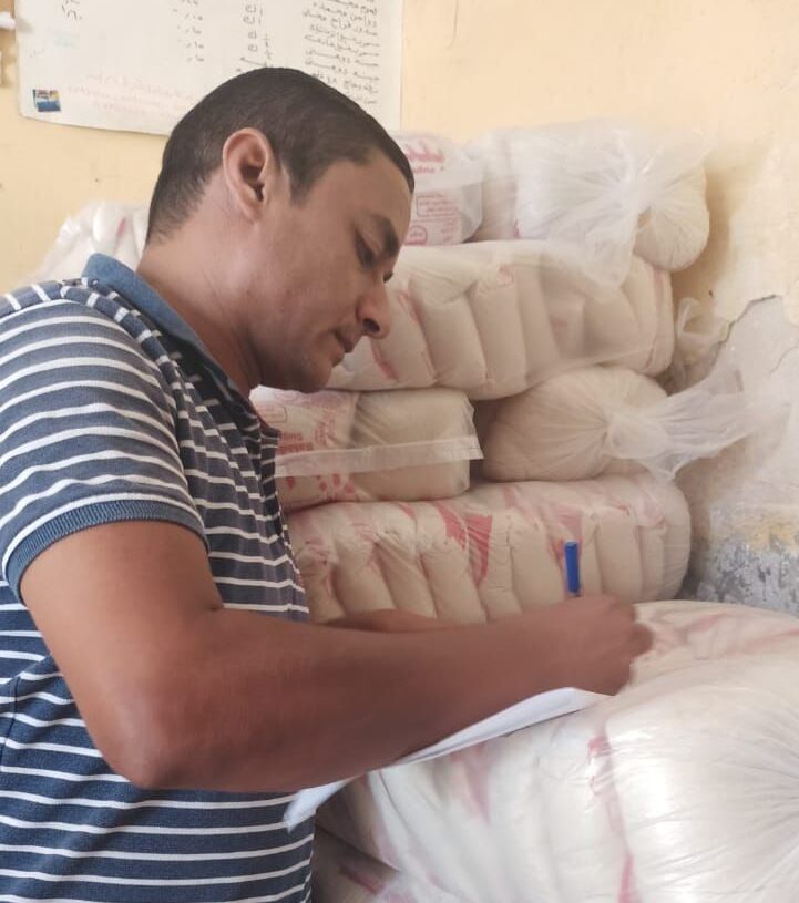 ضبط 7 أطنان طن سكر وزيت تمويني قبل بيعها بالسوق السوداء .. فى الإسكندرية 19 - جريدة المساء