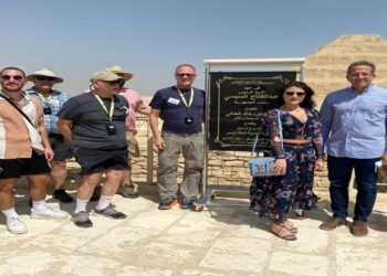 العناني افتتح مقبرة زوسر بسقارة بمشاركة سائحين أجانب.. صور 18 - جريدة المساء