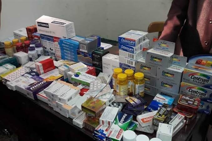 جمارك مطار الغردقة تحبط تهريب 668 شريط أدوية متنوعة مخبأة داخل قاع سحرى بحقيبة 19 - جريدة المساء جمارك مطار الغردقة تحبط تهريب 668 شريط أدوية متنوعة مخبأة داخل قاع سحرى بحقيبة 18 - جريدة المساء