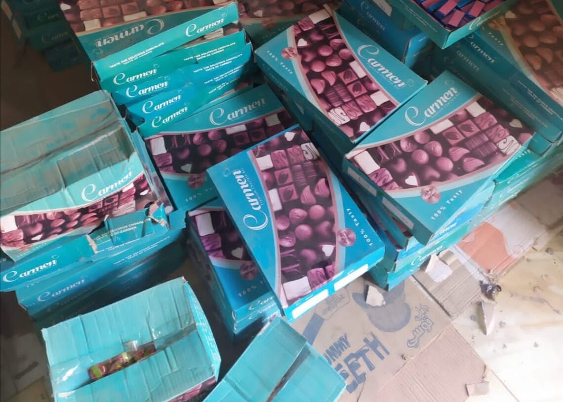 غلق 3 مقاهي لضبط 31 شيشة بدسوق وضبط 80 ألف و500 قطعة شيكولاته ومستلزمات طبية بكفر الشيخ 17 - جريدة المساء