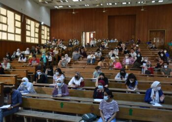 آداب عين شمس تبدأ تطعيم طلابها 29 - جريدة المساء