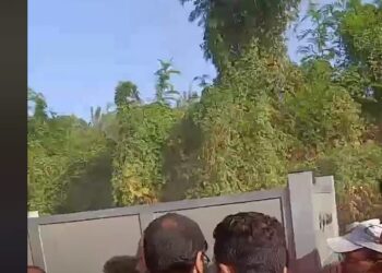 بالدموع .. الآلاف من أهالي منوف يشيعون جثامبن إمام مسجد ونجليه بعد غرقهم فى سيوة 27 - جريدة المساء