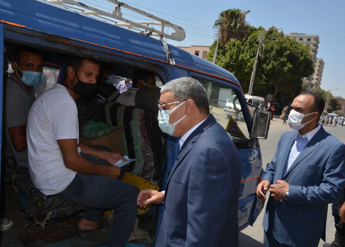محافظ المنيا يقود حملة لمتابعة الالتزام بالإجراءات الوقائية والاحترازية بمواقف السيارات 19 - جريدة المساء