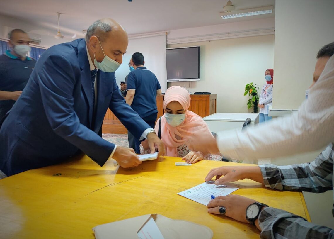 رئيس جامعة المنيا يتابع انتظام تطعيم الطلاب بلقاح "كورونا" 19 - جريدة المساء