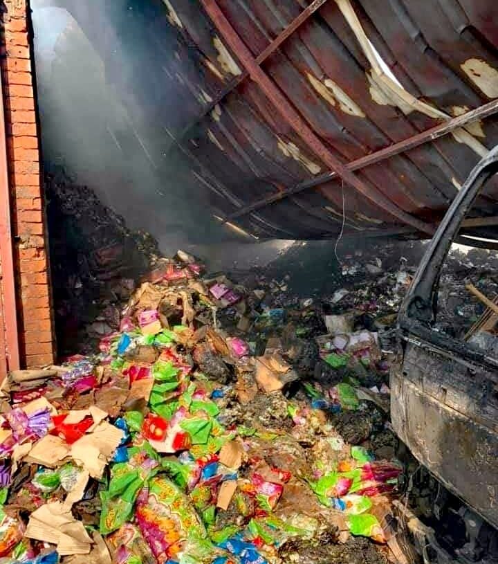 حريق هائل شب في مخزن للمواد الغذائية بقرية المنشلين بكفر الشيخ 19 - جريدة المساء