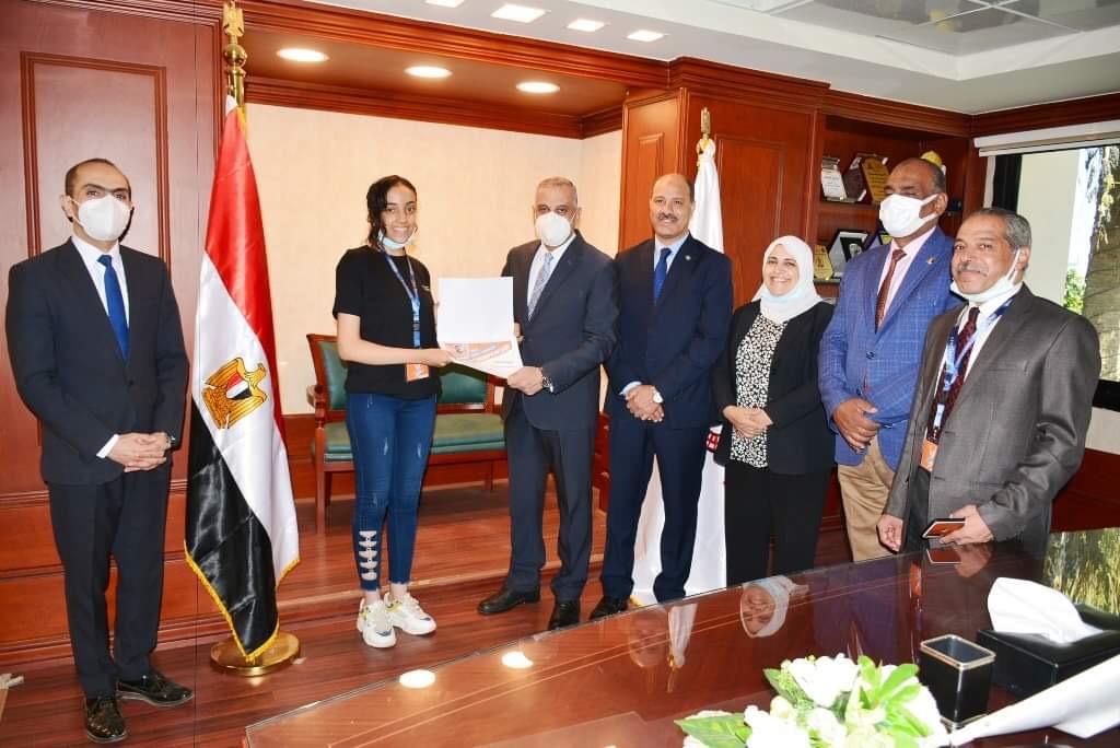 محافظ سوهاج يكرم الفائزين في المسابقة العالمية مايكروسوفت أوفيس 2021 على مستوى الجمهورية 19 - جريدة المساء