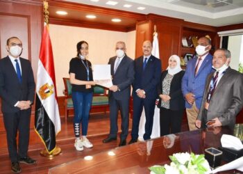 محافظ سوهاج يكرم الفائزين في المسابقة العالمية مايكروسوفت أوفيس 2021 على مستوى الجمهورية 29 - جريدة المساء