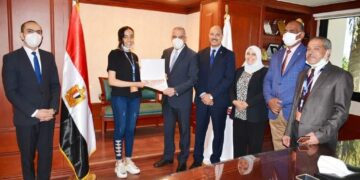 محافظ سوهاج يكرم الفائزين في المسابقة العالمية مايكروسوفت أوفيس 2021 على مستوى الجمهورية 1 - جريدة المساء