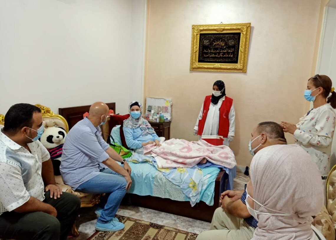 تطعيم صيدلانيه الشرقيه المريضه وجدتها المسنه بمنزلها بلقاح كورونا 19 - جريدة المساء