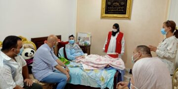 تطعيم صيدلانيه الشرقيه المريضه وجدتها المسنه بمنزلها بلقاح كورونا 1 - جريدة المساء