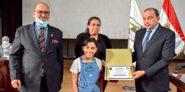مجلس جامعة بنى سويف يكرم أسرة الراحل النقيب سعد تادرس ويوفر فرصة عمل لزوجته 1 - جريدة المساء