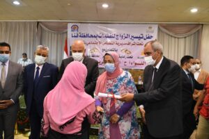 بالصور .. محافظ قنا ورئيس جامعة جنوب الوادى يسلمان جهاز عرائس لـ 89 فتاة من المقبلات على الزواج 60 - جريدة المساء بالصور .. محافظ قنا ورئيس جامعة جنوب الوادى يسلمان جهاز عرائس لـ 89 فتاة من المقبلات على الزواج 59 - جريدة المساء