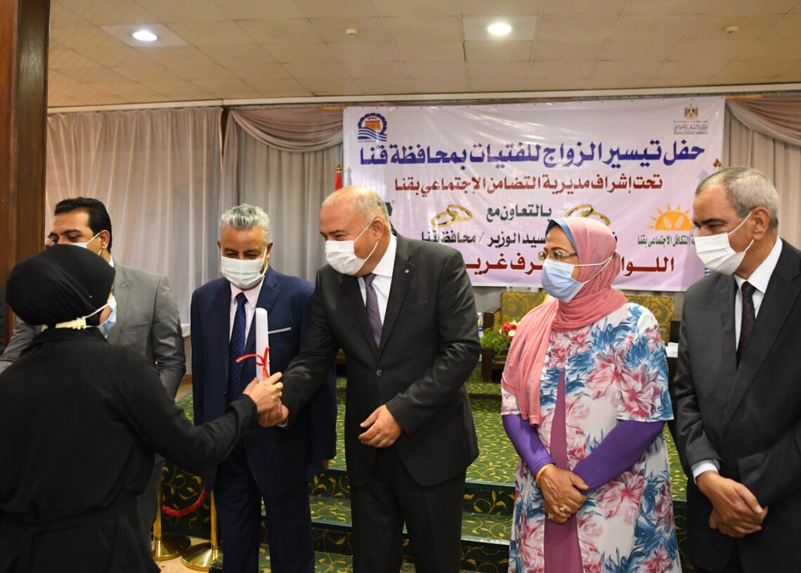 بالصور .. محافظ قنا ورئيس جامعة جنوب الوادى يسلمان جهاز عرائس لـ 89 فتاة من المقبلات على الزواج 48 - جريدة المساء بالصور .. محافظ قنا ورئيس جامعة جنوب الوادى يسلمان جهاز عرائس لـ 89 فتاة من المقبلات على الزواج 47 - جريدة المساء