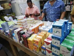بالصور.. ضبط مخالفات بالجملة فى حملات مكثفة على الصيدليات ومخازن الدواء بمراكز قنا 27 - جريدة المساء