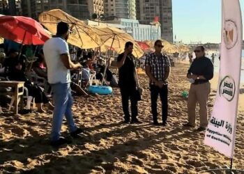 البيئة تنفذ أكبر حملة لتنظيف الشواطئ بالإسكندرية بطول ٥ كيلو مترات  31 - جريدة المساء