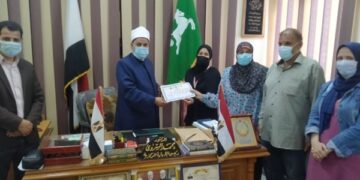 رئيس المنطقة الأزهرية بالشرقية يكرم المعلمة القدوه 2 - جريدة المساء رئيس المنطقة الأزهرية بالشرقية يكرم المعلمة القدوه 1 - جريدة المساء