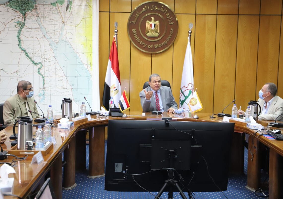 وزير القوى العاملة يشهد توقيع اتفاقية تسوية بين إحدي الشركات و"العامة  للكيماويت 18 - جريدة المساء