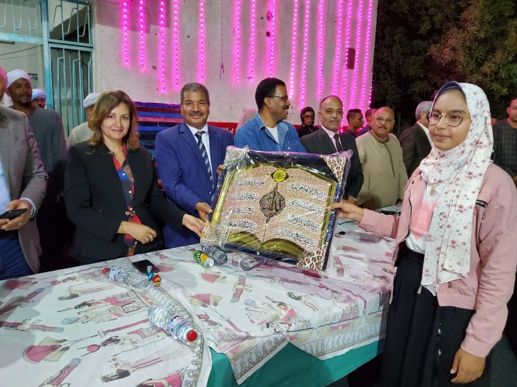 "خضارى" يكرم أوائل مدارس قرية الطويرات بقنا 20 - جريدة المساء "خضارى" يكرم أوائل مدارس قرية الطويرات بقنا 19 - جريدة المساء