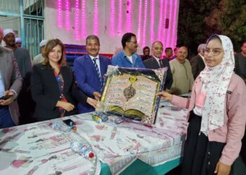 "خضارى" يكرم أوائل مدارس قرية الطويرات بقنا 15 - جريدة المساء