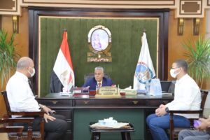 رئيس جامعة جنوب الوادى يكرم الثانى على مستوى الجمهورية فى الثانوية العامة 27 - جريدة المساء