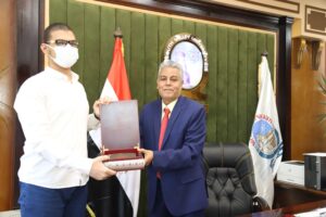 رئيس جامعة جنوب الوادى يكرم الثانى على مستوى الجمهورية فى الثانوية العامة 21 - جريدة المساء