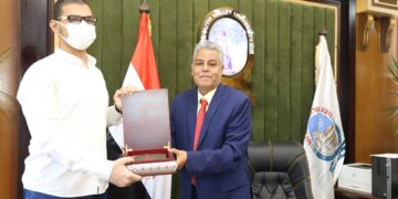 رئيس جامعة جنوب الوادى يكرم الثانى على مستوى الجمهورية فى الثانوية العامة 1 - جريدة المساء