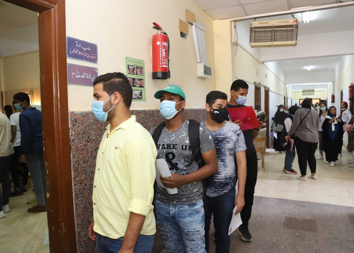 بدء الكشف الطبى للطلاب الجدد بجامعة جنوب الوادى 17 - جريدة المساء