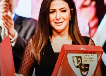 بكاء الفنانة دنيا سمير غانم اثناء تكريم اسم والديها بالمهرجان القومى للمسرح 23 - جريدة المساء