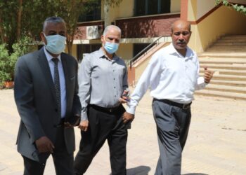 رئيس جامعة جنوب الوادى يتفقد نقاط تلقى لقاح "كورونا" 25 - جريدة المساء