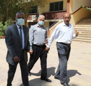 رئيس جامعة جنوب الوادى يتفقد نقاط تلقى لقاح "كورونا" 19 - جريدة المساء