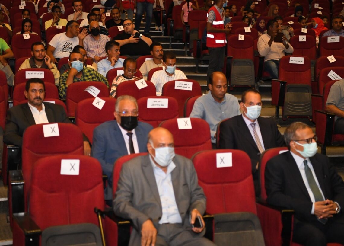 نائب رئيس جامعة جنوب الوادى يشهد العرض المسرحى "حيضان الدم" 17 - جريدة المساء