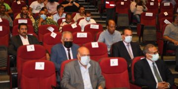 نائب رئيس جامعة جنوب الوادى يشهد العرض المسرحى "حيضان الدم" 1 - جريدة المساء
