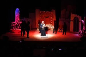 نائب رئيس جامعة جنوب الوادى يشهد العرض المسرحى "حيضان الدم" 19 - جريدة المساء