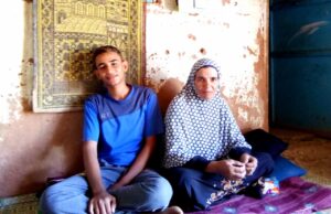 بين الفقر والحمى تعيش "فاطمة" ونجلها الوحيد معاناة مستمرة بالوادى الجديد .. صور 27 - جريدة المساء