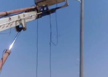 توصيل كابلات الكهرباء بالشارع الرئيسى لمنطقة الجرف بالقصير تمهيدًا لإنارته قريبًا 23 - جريدة المساء