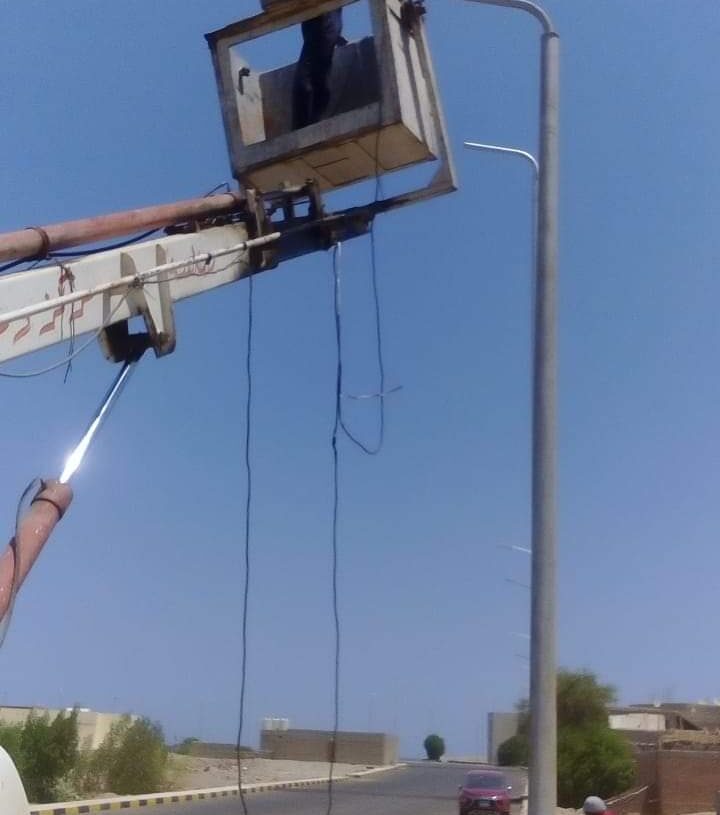 توصيل كابلات الكهرباء بالشارع الرئيسى لمنطقة الجرف بالقصير تمهيدًا لإنارته قريبًا 19 - جريدة المساء