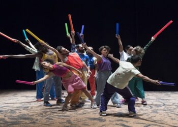 Spectacle: AKZAK, Chorégraphie: Héla FATTOUMI, Eric LAMOUREUX, Interprètes: Sarath AMARASINGAM, Yasinthe Teguawende BAMOGO, Meriem BOUAJAJA, Juliette BOUISSOU, Mohamed CHNITI, Chourouk EL MAHATI, Adama GNISSI, Moad HADDADI, Synda JEBALI, Mohamed LAMQAYSSI, Fatou TRAORE, Angela VANONI, Compositeur, musicien live: Xavier DESANDRE NAVARRE, Lumières: Jimmy BOURY, Costumes: Gwendoline BOUGET, Lieu: Viadanse, Centre Chorégraphique National de Bourgogne Franche-Comté à Belfort, le 14/03/2020