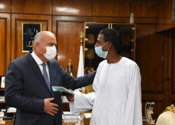 "بعد أن تطوع لتنظيف شوارع قوص" .. مواطن يتبرع بمكافأة المحافظ للمؤسسات الخيرية 18 - جريدة المساء