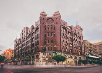 عمارات ومسارح وأسطح بنايات وسط البلد يشهدون إنطلاقة مهرجان "دي كاف" 33 - جريدة المساء