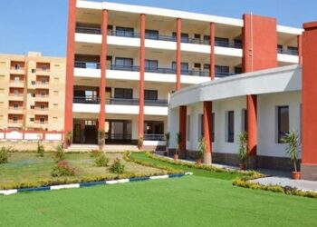 معسكرات لاستقبال طلاب الجامعة.. تعديلات مرورية لمنع الزحام أمام مدارس أسيوط 30 - جريدة المساء