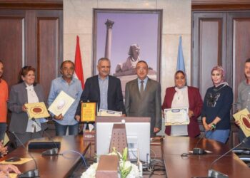 محافظ الإسكندرية يكرم العاملين المتميزين بمديرية التموين وحى شرق 33 - جريدة المساء