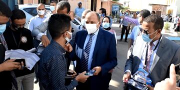 رئيس جامعة بنى سويف يستقبل الطلاب الجدد ويتابع حصولهم على اللقاح 1 - جريدة المساء