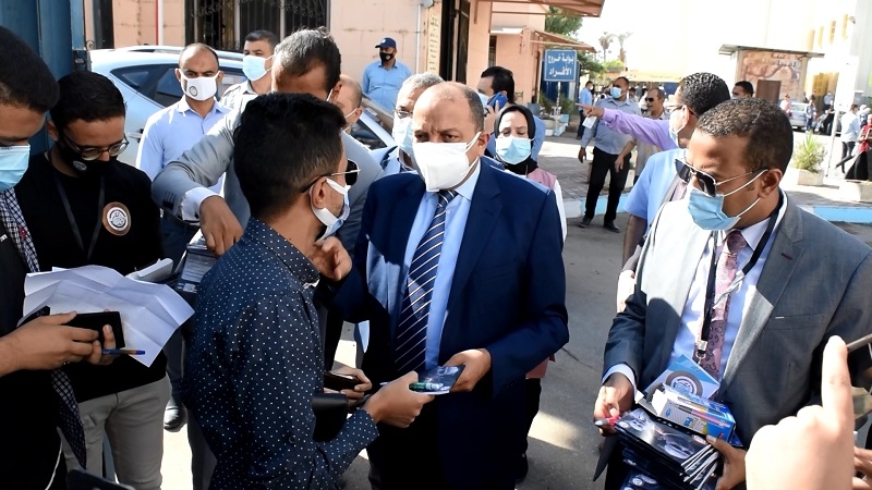 رئيس جامعة بنى سويف يستقبل الطلاب الجدد ويتابع حصولهم على اللقاح 17 - جريدة المساء