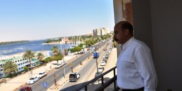 المحافظ أثناء تفقده لمشروع سما أسوان يعطي مهلة لإنهاء المرافق العامة 1 - جريدة المساء