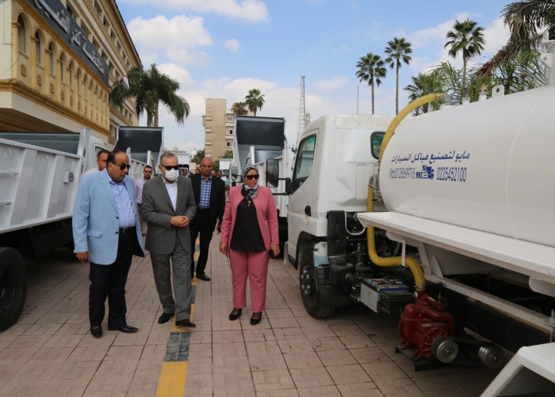 محافظ كفر الشيخ يوجه بتوزيع13 سيارة كسح مياه ونقل قمامة 19 - جريدة المساء