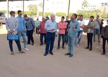 رئيس مركز ومدينة الحسينية يتابع العمل بمواقف السيارات  23 - جريدة المساء