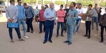 رئيس مركز ومدينة الحسينية يتابع العمل بمواقف السيارات  1 - جريدة المساء