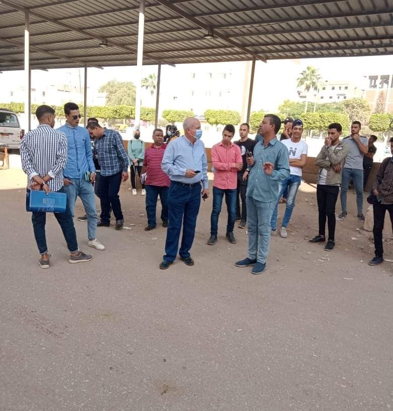 رئيس مركز ومدينة الحسينية يتابع العمل بمواقف السيارات  15 - جريدة المساء