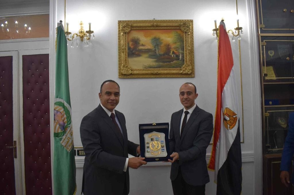 نائب محافظ المنيا يكرم مدير مكتبه، لانتهاء فترة عمله وتعيينه معاوناً بالنيابة الإدارية 19 - جريدة المساء